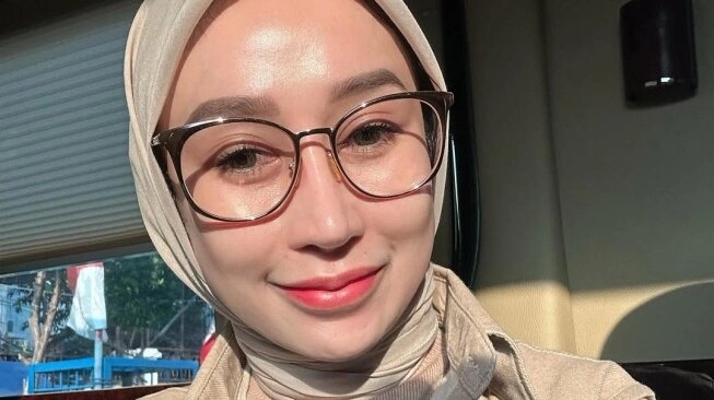 Reza Gladys Sasar ‘Inisial O’ Usai Vonis Nikita Mirzani 4 Tahun Bui Reza Gladys Sasar ‘Inisial O’ Usai Vonis Nikita Mirzani 4 Tahun Bui