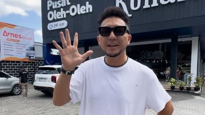 Ananda Omesh Tingkatkan Kesadaran Parenting Lewat Surat Wasiat Saat Haji Ananda Omesh Tingkatkan Kesadaran Parenting Lewat Surat Wasiat Saat Haji